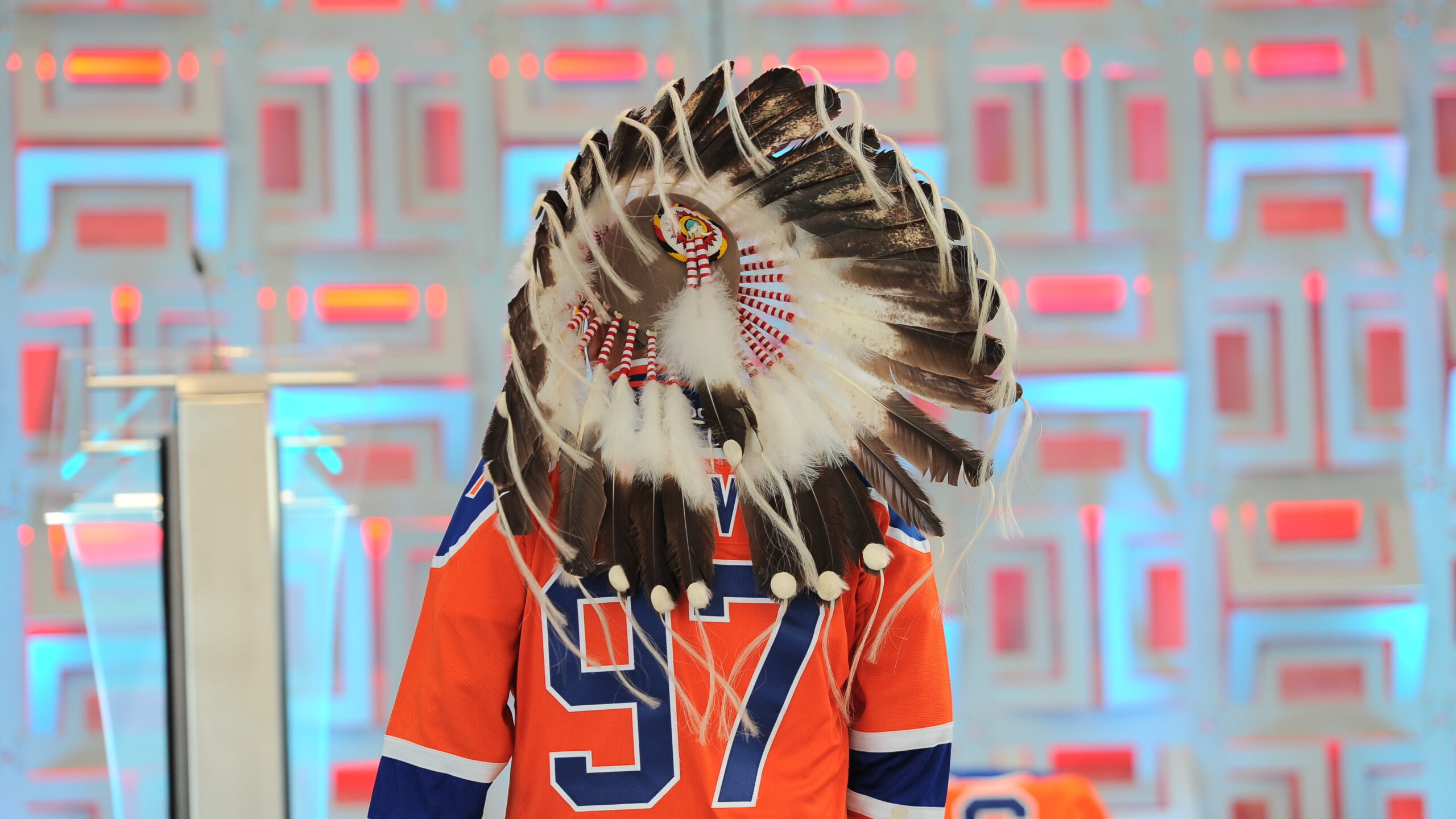 Indigenous head gear Oilers 1600px